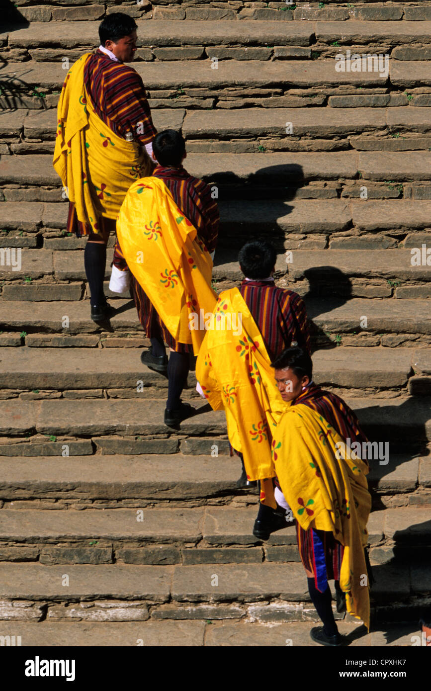 Bhutan Paro Bezirk Rinpung Dzong buddhistischen Festung Kloster Tsechu jährliche buddhistische Festival Prozessionen vom Haupteingang des Klosters Stockfoto