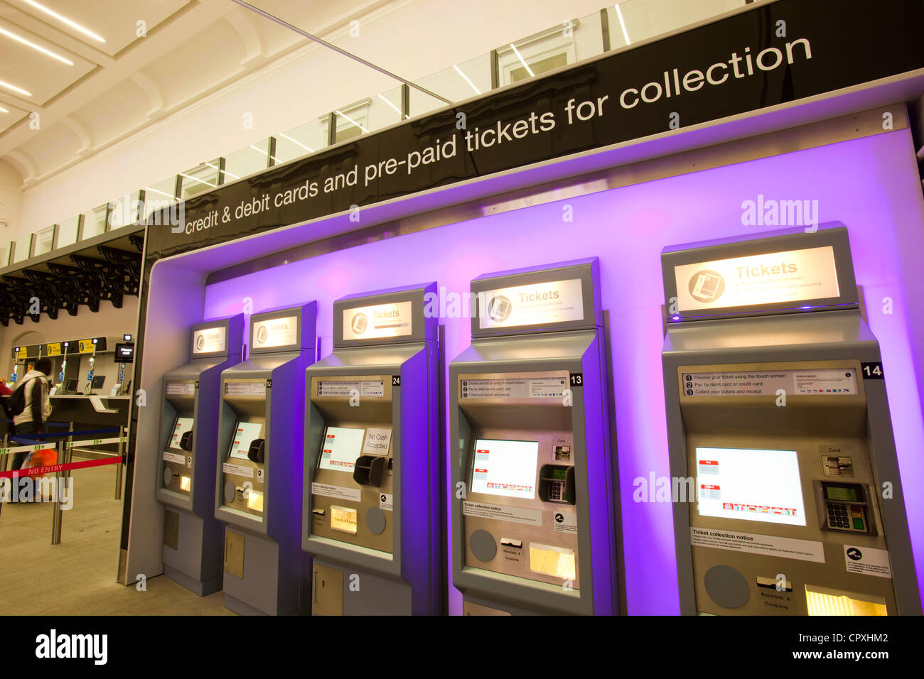 Automatisierte Ticket Dispenser in St Pancras Station, London, UK. Stockfoto
