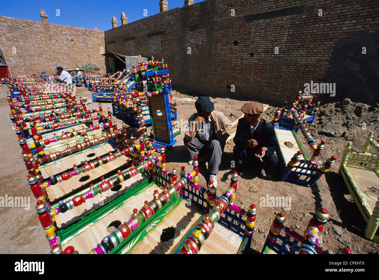 China, Provinz Xinjiang, Kashgar (Kashi), alte Stadt-Basar, Ouigour Bevölkerung, Sonntagsmarkt, Verkauf von Holz gemalte wiegen Stockfoto