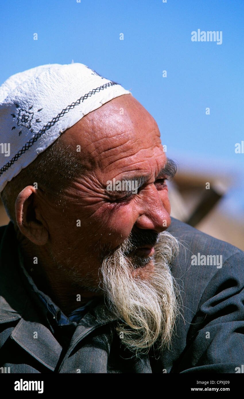 China, Provinz Xinjiang, Kashgar (Kashi), alte Stadt-Basar, Ouigour Bevölkerung, Sonntagsmarkt, Porträt eines alten Mannes Stockfoto