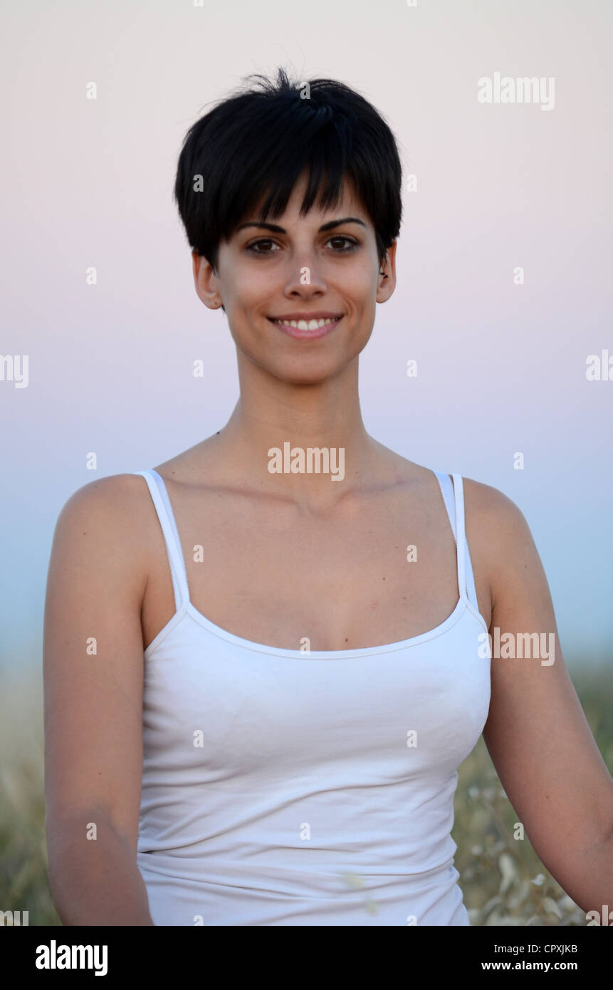 Attraktive Kurze Behaarte Frau In Der Natur Stockfotografie Alamy