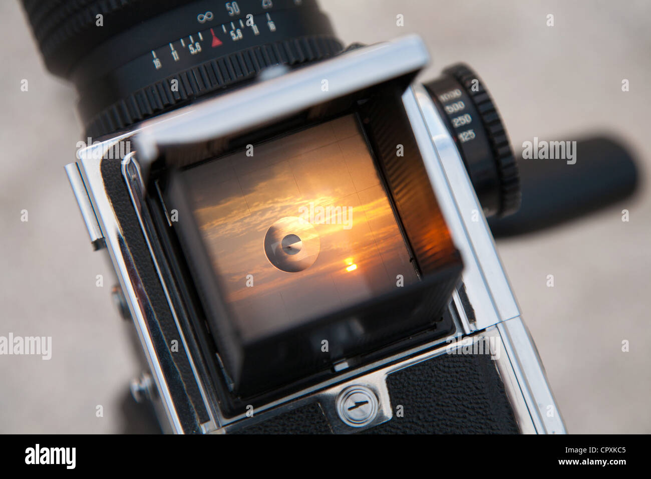 Sunrise durch den Sucher einer Mittelformat-Kamera Stockfoto
