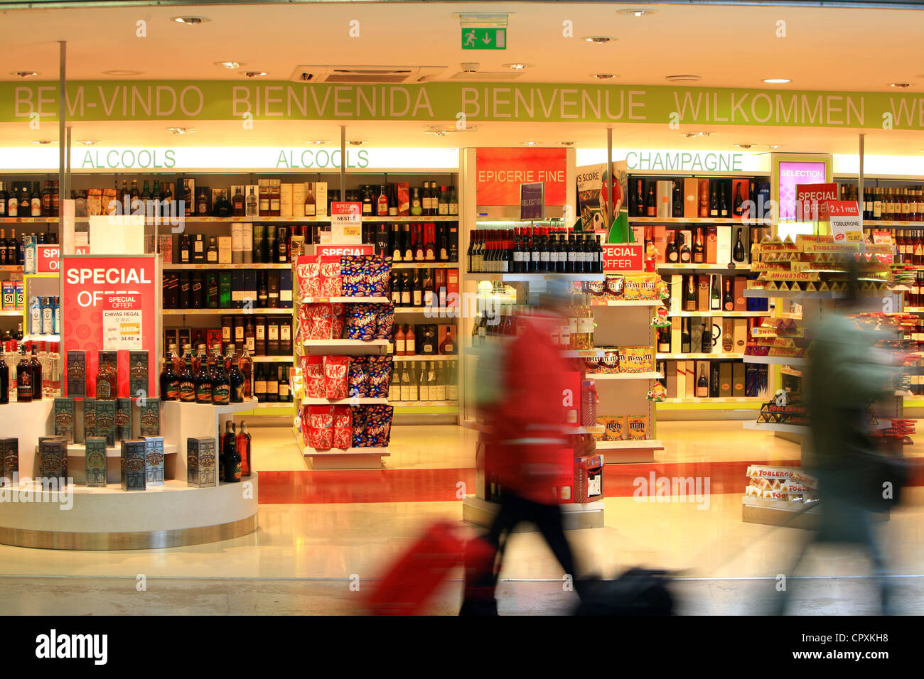 Frankreich, Bouches du Rhone, Marignane, Marseille Provence Flughafen, Terminal MP2, duty free Shops Stockfoto