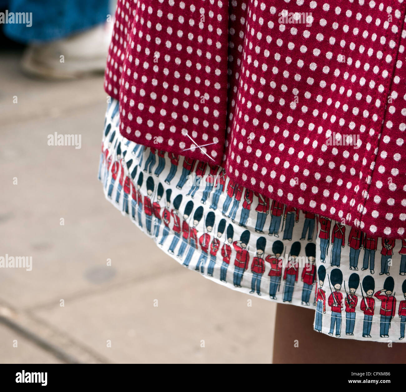 Eine Frau trägt einen patriotischen Rock mit Soldaten in Bärenfellmützen und ein rot-weiß gefleckten Fell auf das Diamant-Jubiläum der Königin Stockfoto