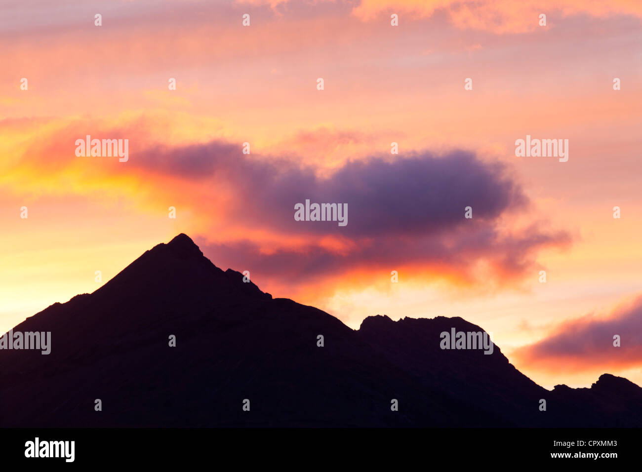 Die Cuillin Ridge auf der Isle Of Skye, Schottland, Großbritannien, von Elgol, bei Sonnenuntergang. Stockfoto