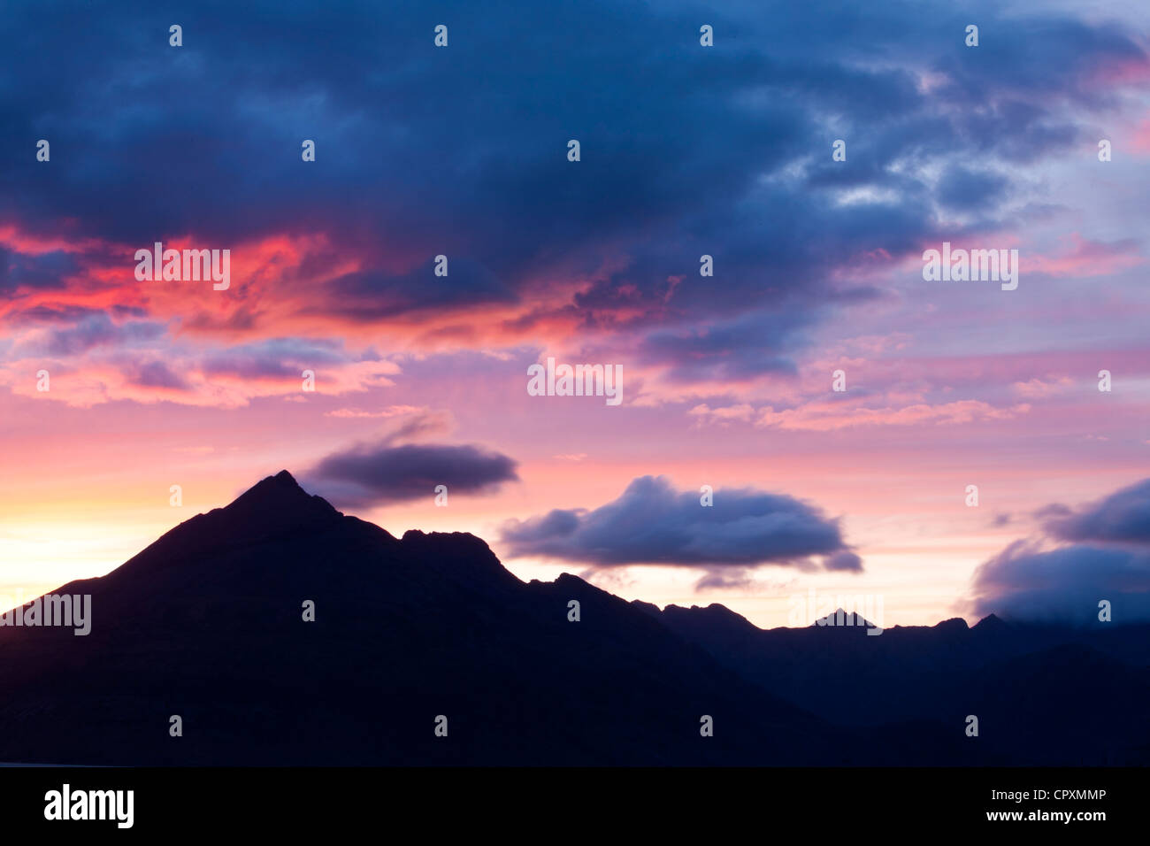 Die Cuillin Ridge auf der Isle Of Skye, Schottland, Großbritannien, von Elgol, bei Sonnenuntergang. Stockfoto