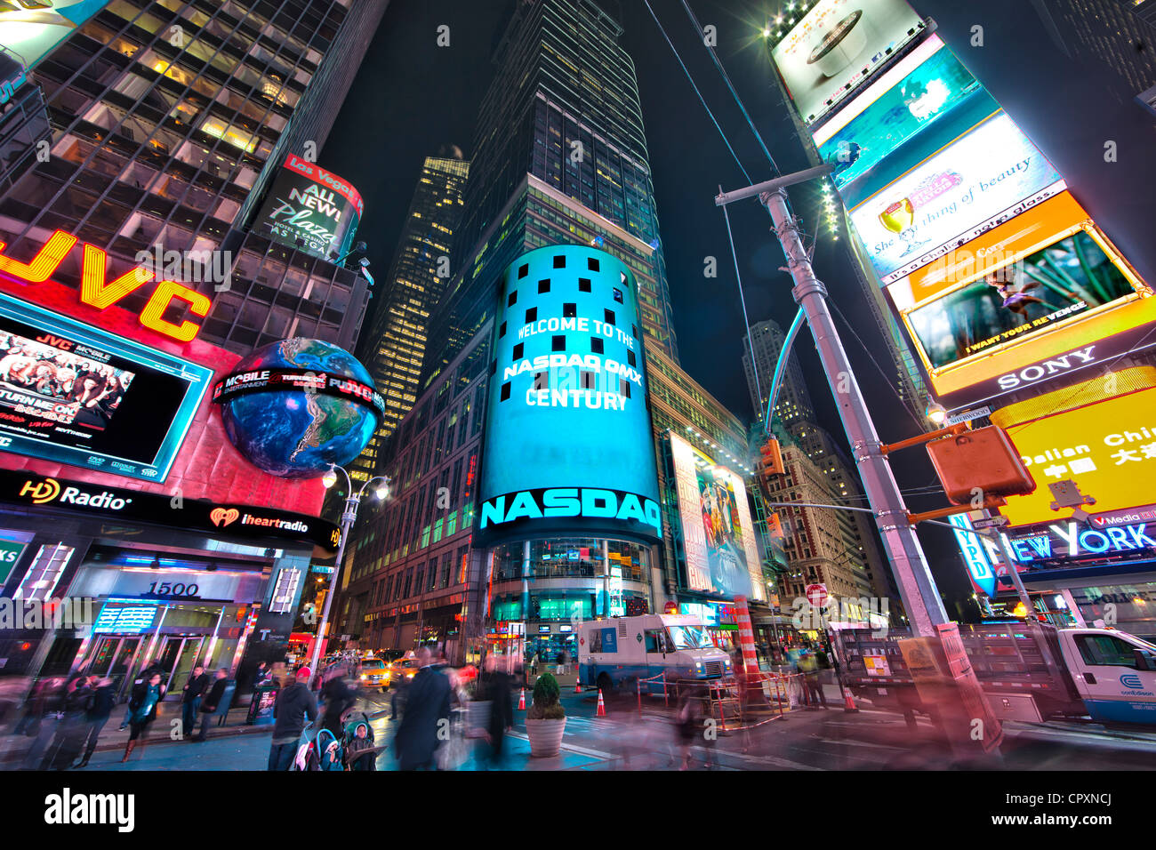 NASDAQ Market Gebäude in der Nacht auf dem Times Square in Manhattan, New York City