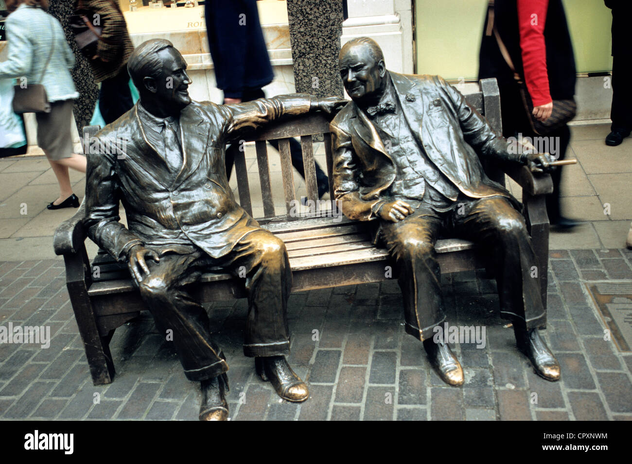 Großbritannien-London-Skulptur von Churchill und Roosevelt auf einer Bank am neuen Bond Street des amerikanischen Künstlers Lawrence Holofcener Stockfoto