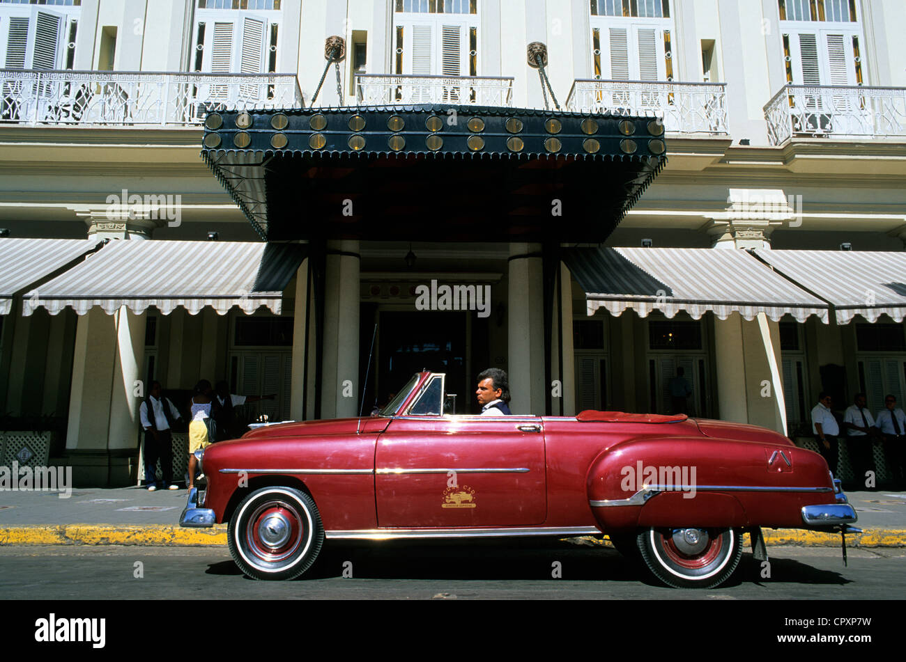 Kuba, Havanna, Centro Habana District, amerikanisches Auto vor dem Eingang des Hotels Inglaterra Stockfoto