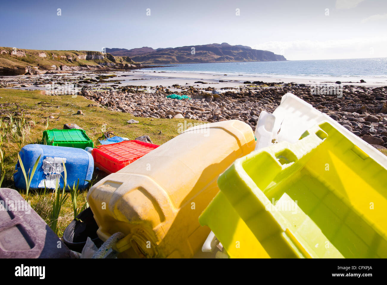 Kunststoff-Müll angespült im Singing Sands an der Westküste der Insel Eigg, Schottland, UK. Stockfoto