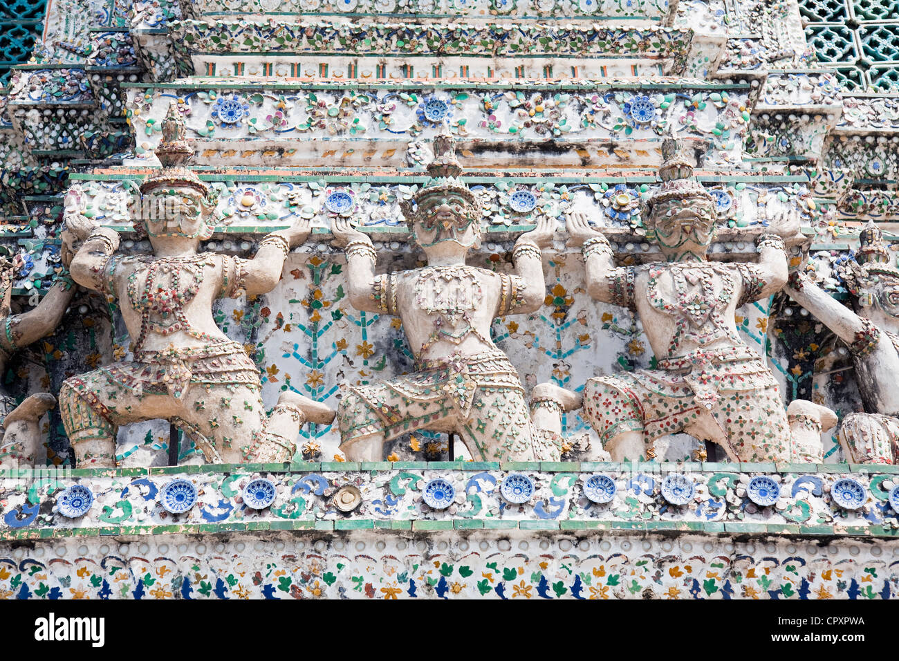 Schnitzereien auf Basis des "Prang' (Khmer-Stil-Turm), Wat Arun Rajwararam (Tempel der Morgenröte), Thonburi, Bangkok, Thailand Stockfoto