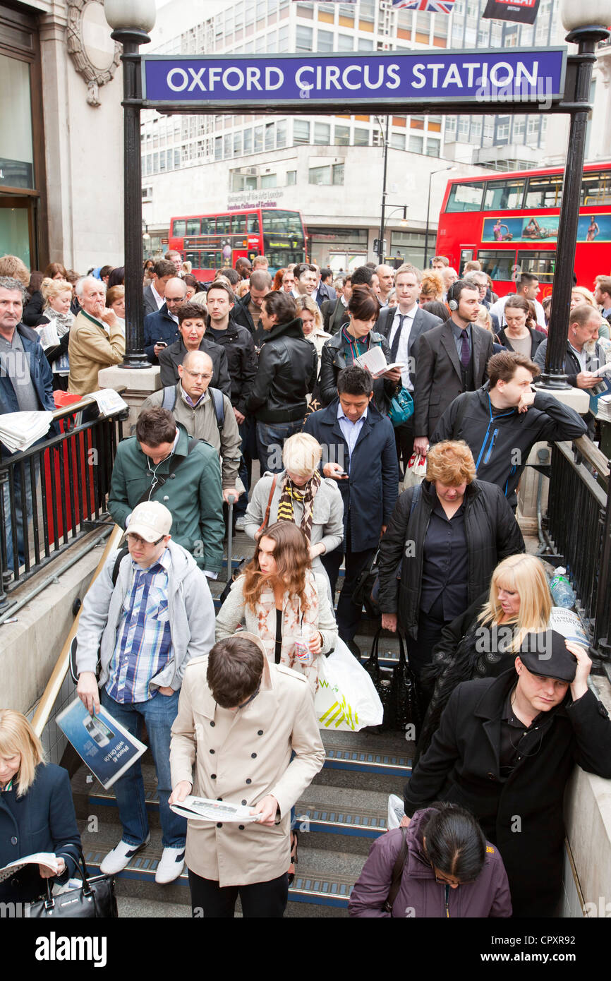 Queueuing Passagiere zu u-Bahnstation Oxford Circus, die aufgrund des hohen Volumens vorübergehend geschlossen wurde Stockfoto
