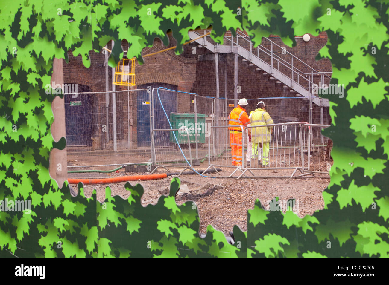 Städtischen Renwal arbeitet an der Kings cross, London, Wegbau, wo der alte Gasometer stehen zum, aufräumen Stockfoto