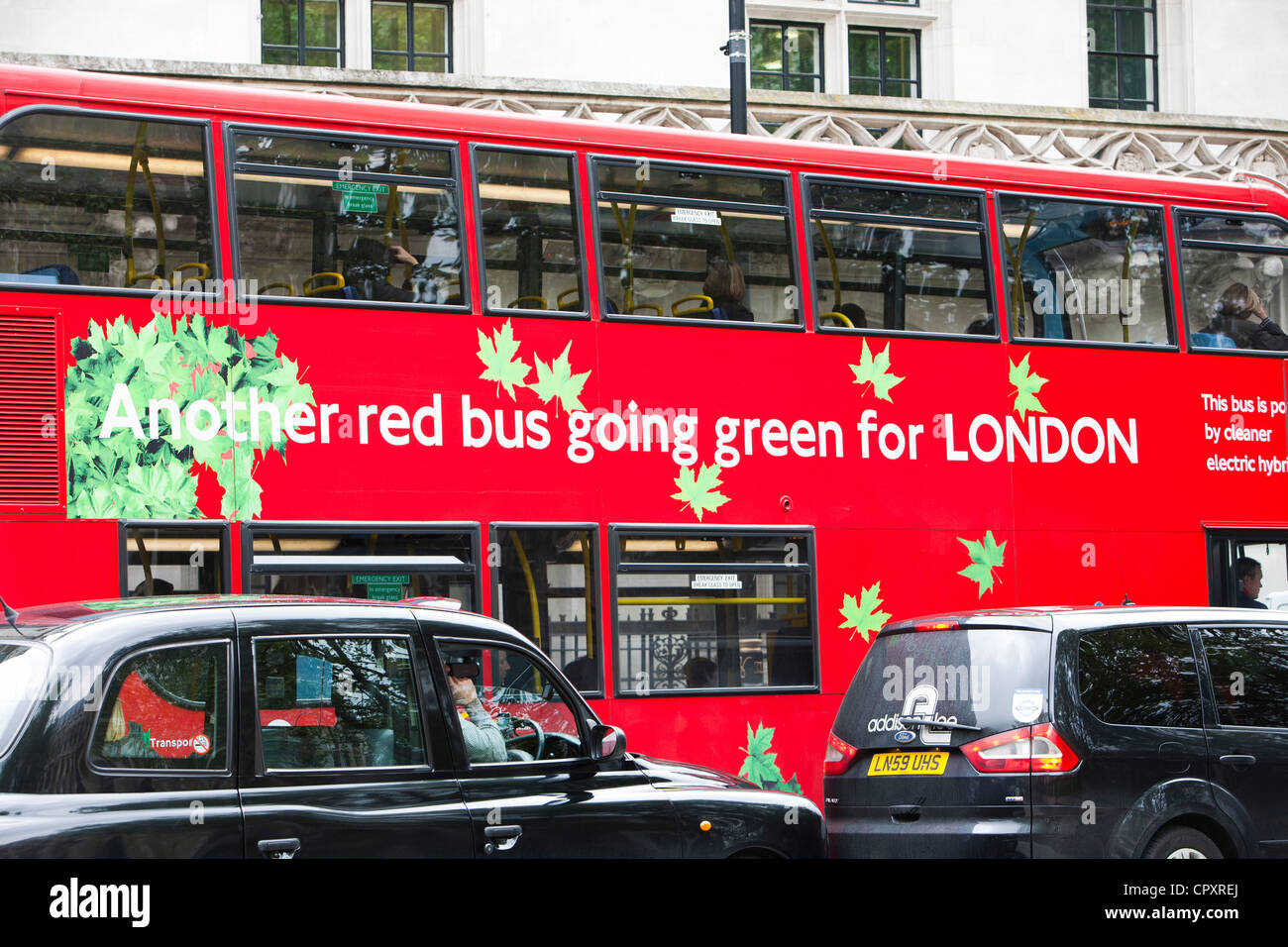 Eine elektrische Diesel-Hybridbus auf den Straßen von London, UK. Stockfoto