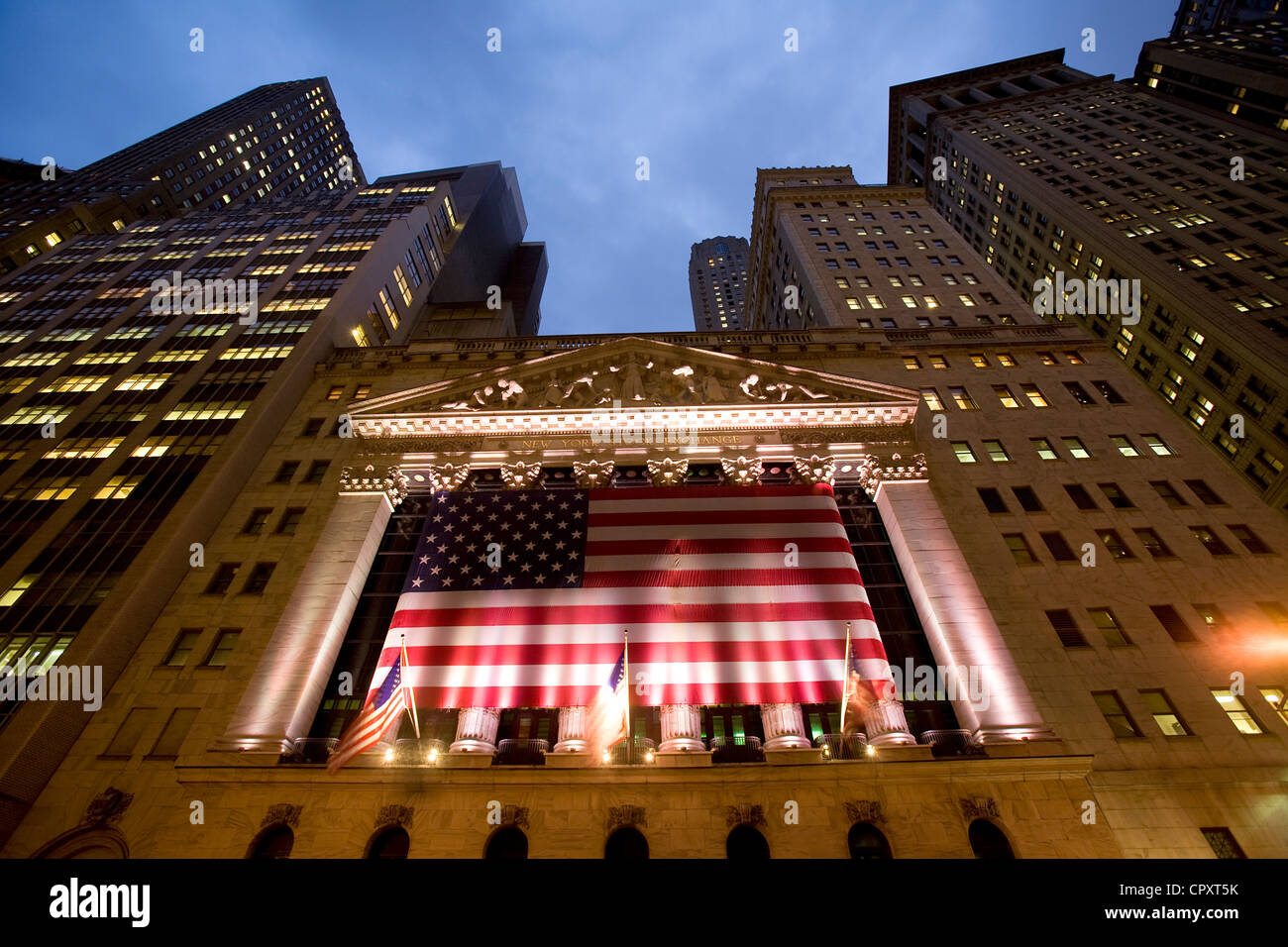 Vereinigte Staaten, New York City, Manhattan, Downtown, Financial District, Wall Street District, Börseninformationsdienste Gebäudefassade Stockfoto