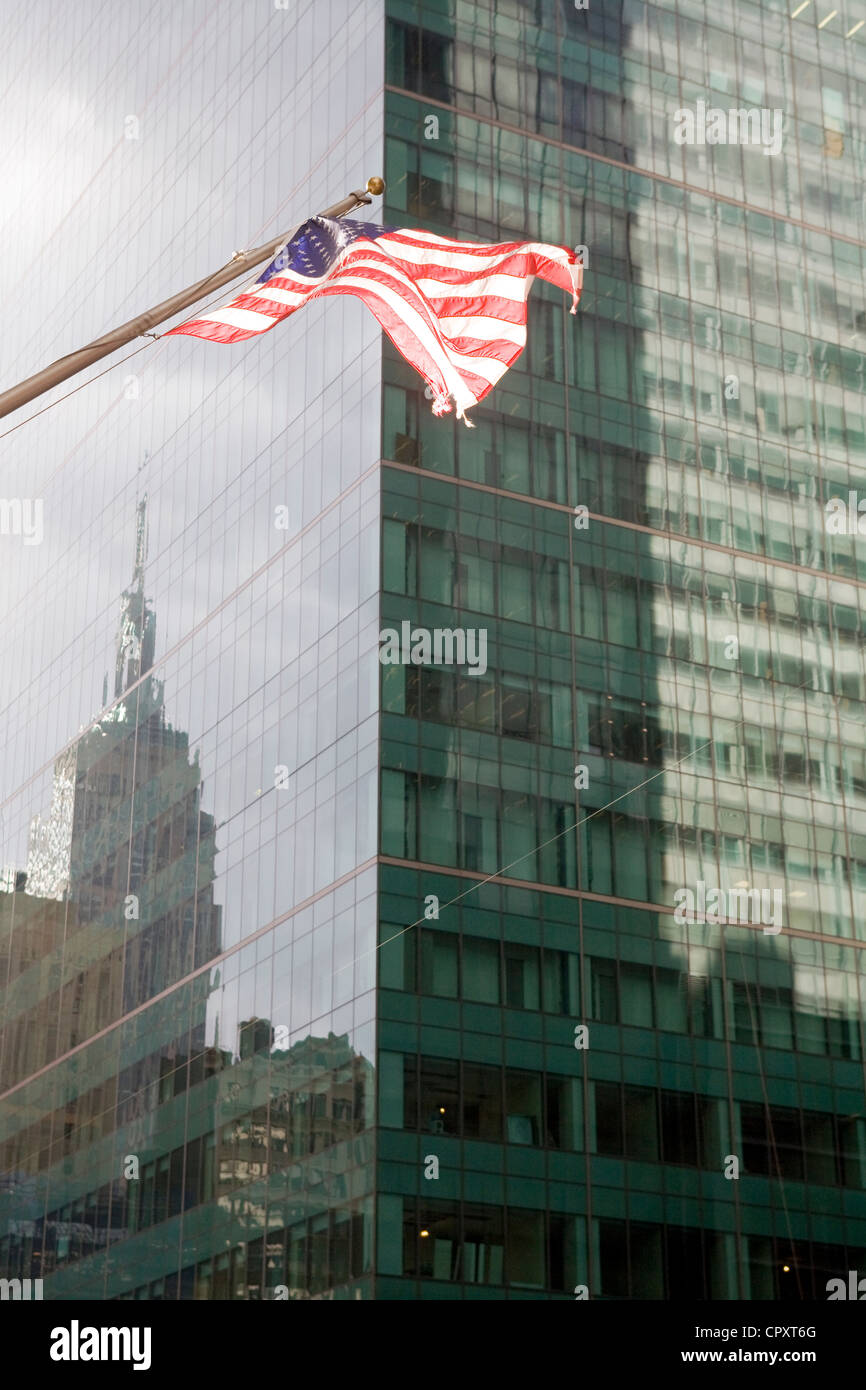 USA New York City Manhattan Midtown American flag Reflexion des Empire State Building in Glasfassade des Wolkenkratzers Stockfoto