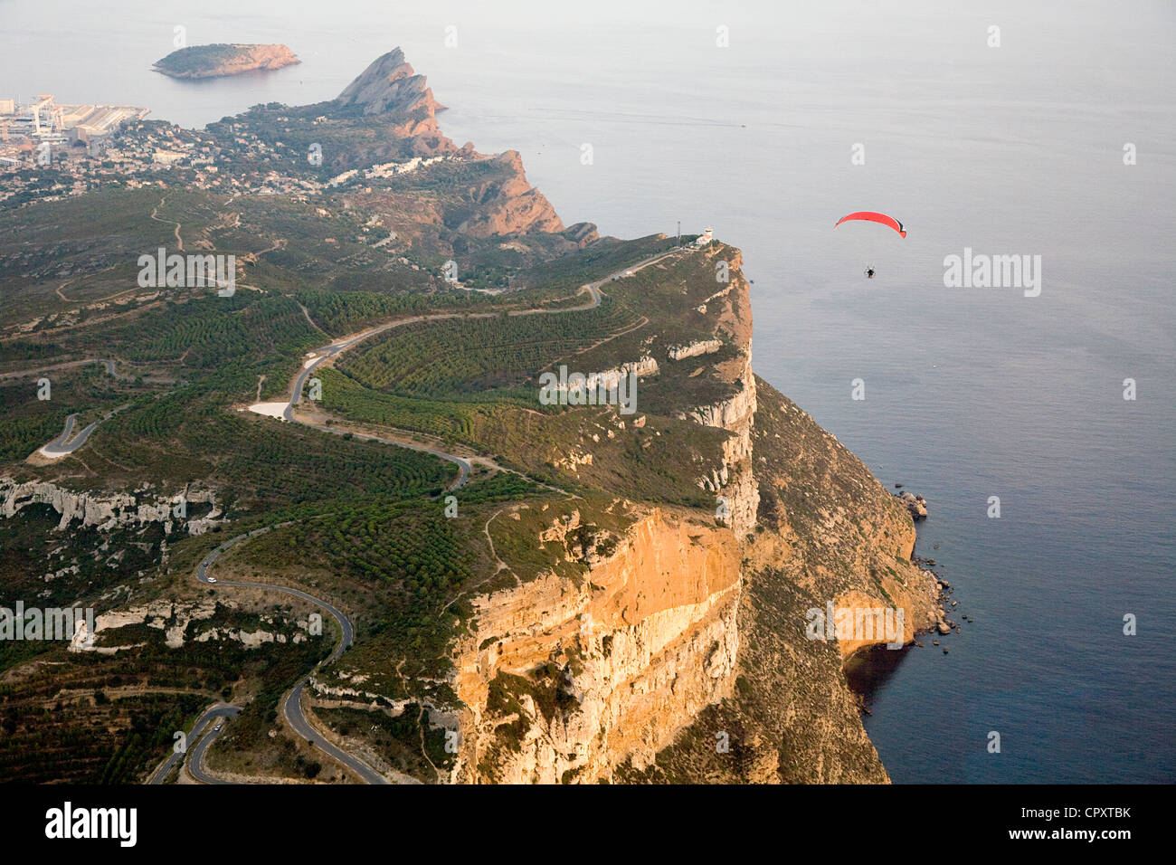 Frankreich, Bouches-du-Rhône, Paragliding über Cap Canaille in Cassis (Luftbild) Stockfoto