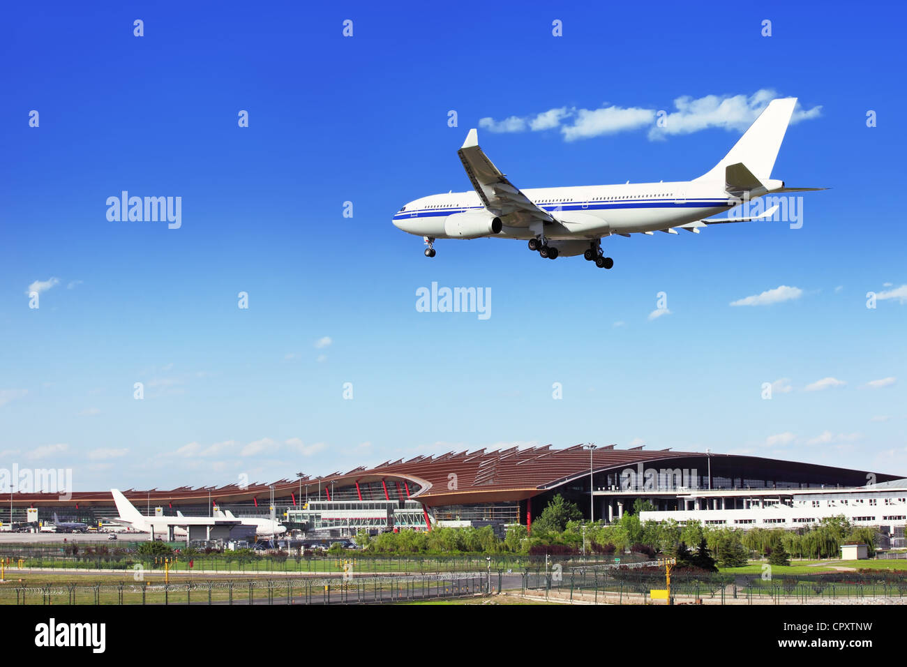 Szene auf dem Flughafen - ein Flugzeug landen oder starten. Stockfoto