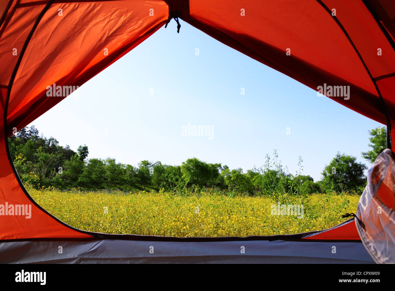 Blick vom touristischen Zelt nach außen Landschaft Stockfoto
