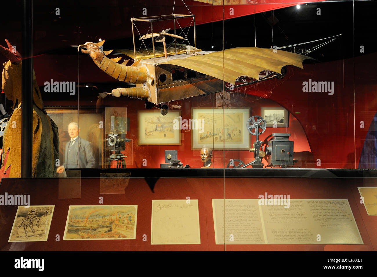 Frankreich Paris la Cinémathèque Française ex American Center von Architekt Gehry im Park von Bercy Ausstellung auf Französisch Stockfoto