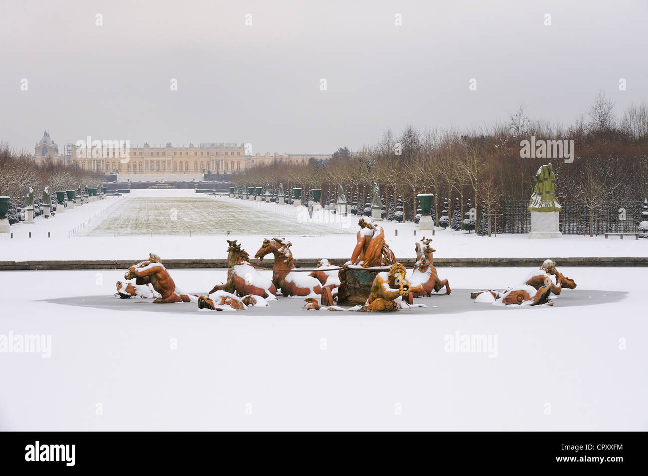 Frankreich Yvelines schneebedeckten Park des Chateau de Versailles als Weltkulturerbe der UNESCO Apollo Becken von Tuby mit aufgeführt Stockfoto