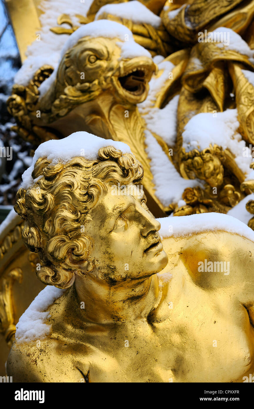Frankreich Yvelines schneebedeckten Park des Chateau, die de Versailles als Weltkulturerbe von UNESCO Detail der Statue der Triumphbogen Stockfoto
