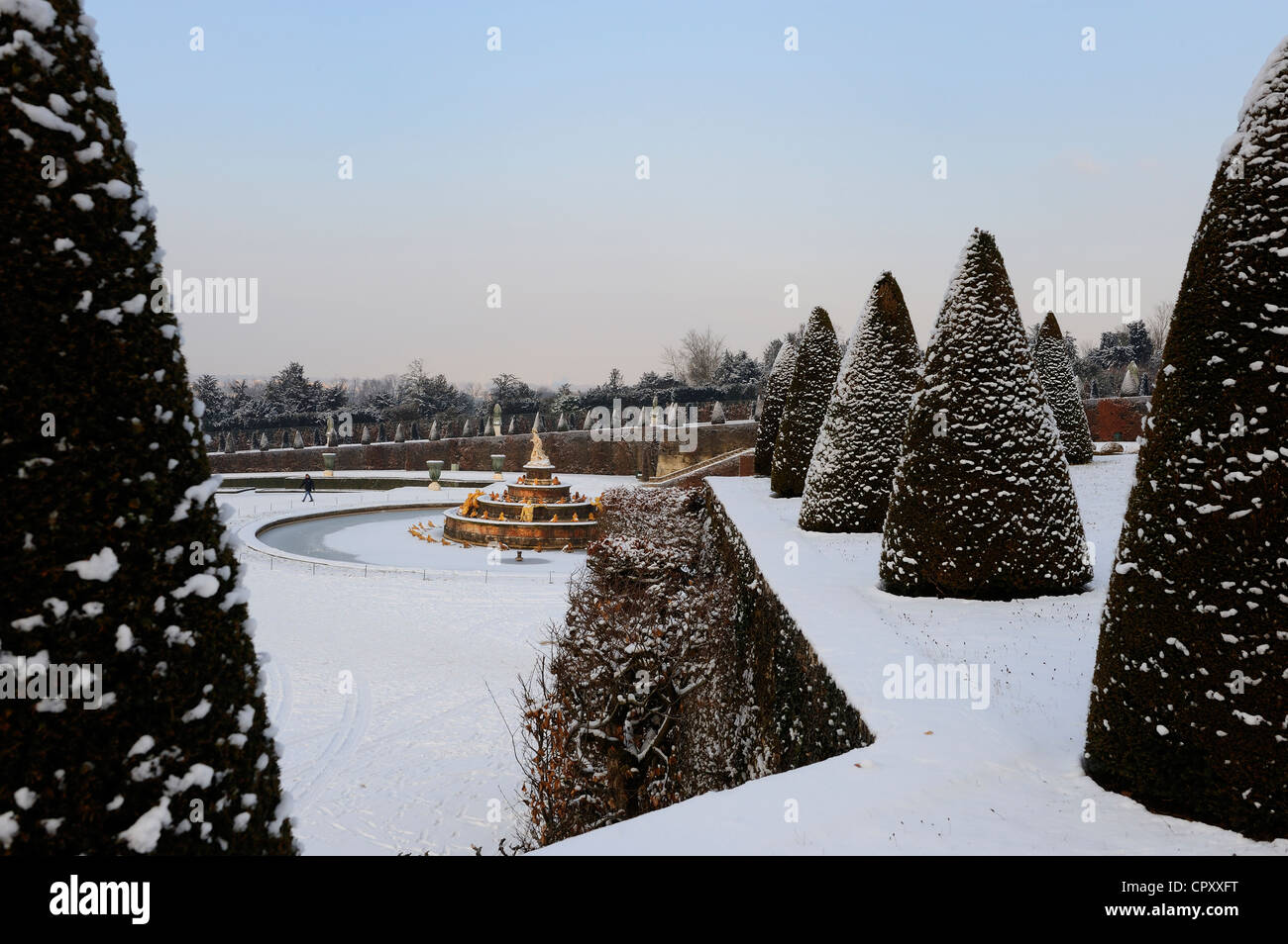 Frankreich, Yvelines, tief verschneiten Park des Chateau de Versailles, Weltkulturerbe der UNESCO, der Latona-Becken Stockfoto