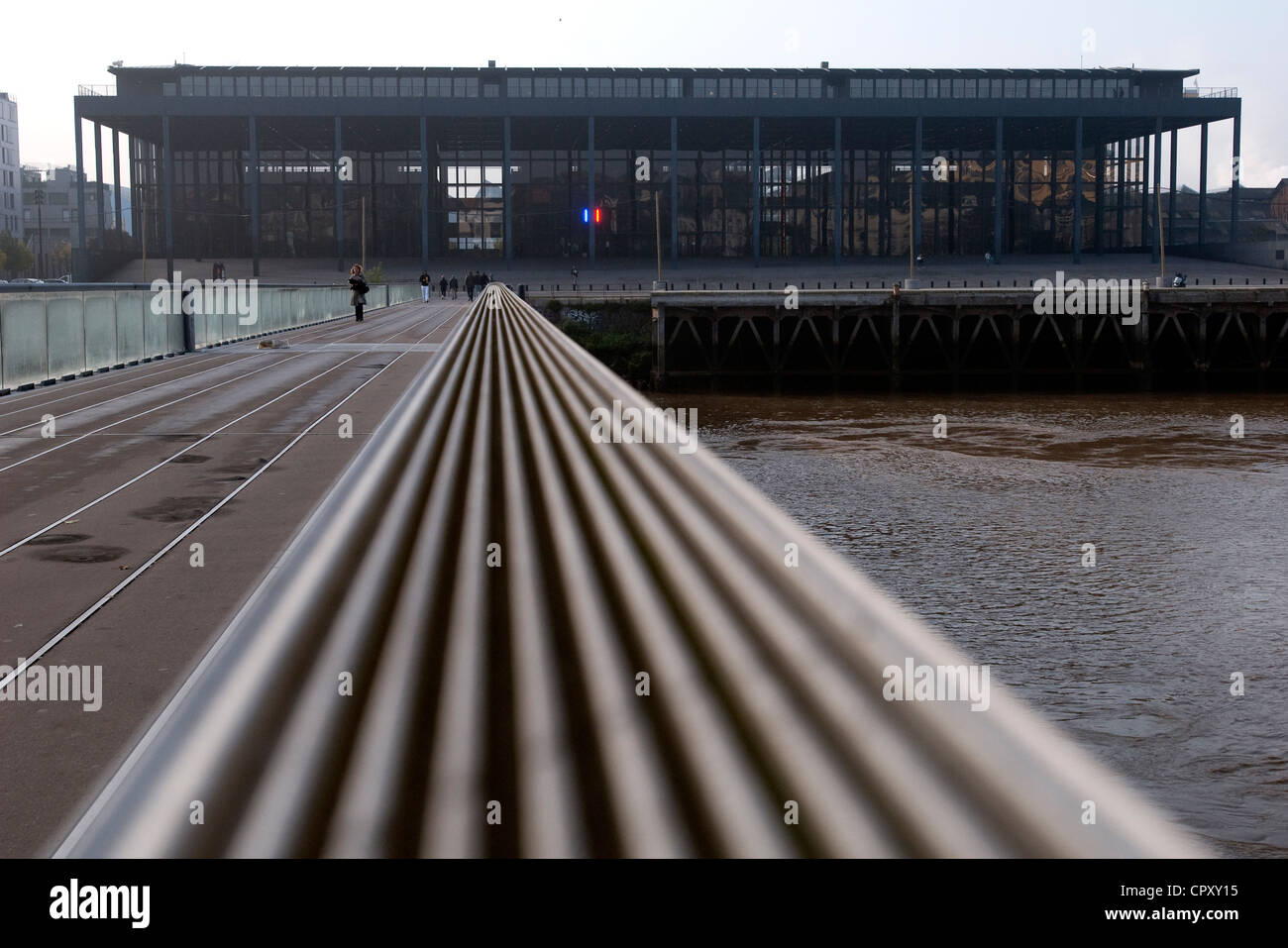 Frankreich, Loire-Atlantique, Nantes, Victor Schoelcher Footbridge und das Gerichtsgebäude des Architekten Jean Nouvel Stockfoto