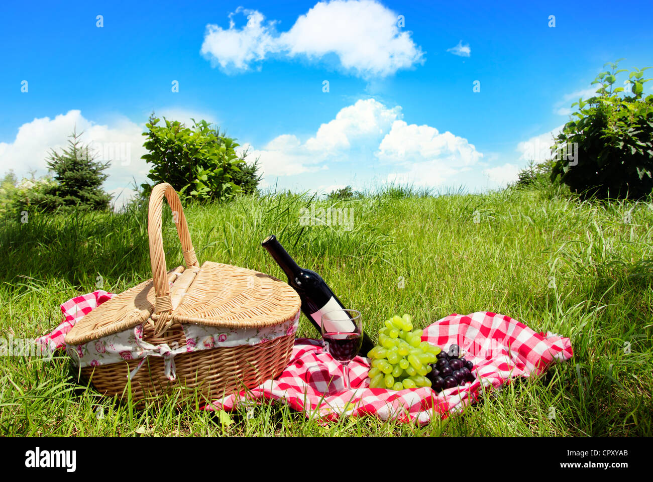 Picknick im Freien an sonnigen Tag. Stockfoto