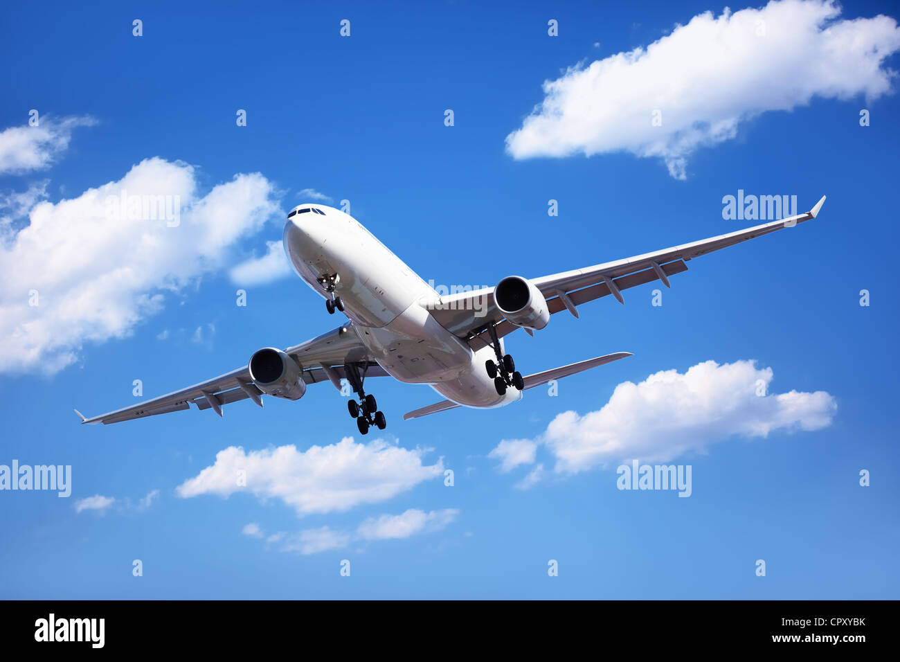 Flugzeug in den bewölkten Himmel, Passagier-Verkehrsflugzeug Ankunft. Stockfoto