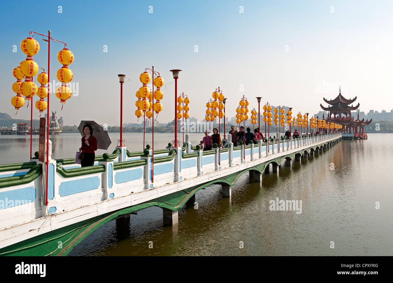 Taiwan, Kaohsiung, Lotusteich, Tiger und Drachen Pagoden auf dem See Stockfoto