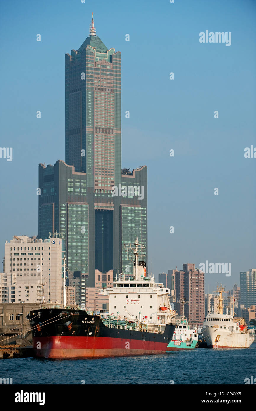 Taiwan, Kaohsiung, dem Hafen und der Tuntex Sky Tower im Hintergrund Stockfoto