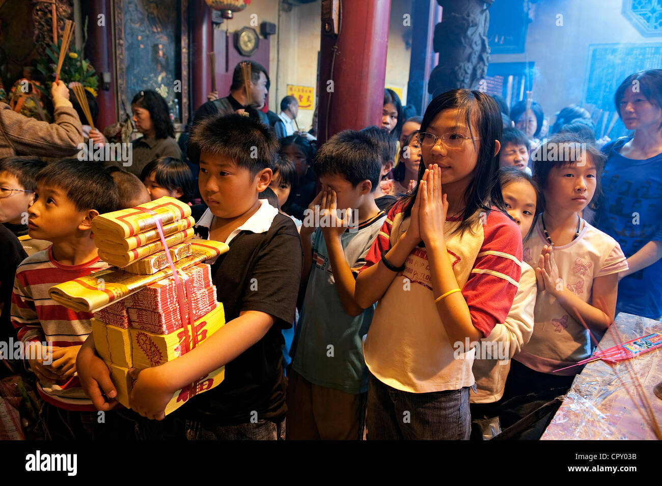 Taiwan, Tainan District, Tainan, Altar des Himmels Tempel, junge faithfuls Stockfoto