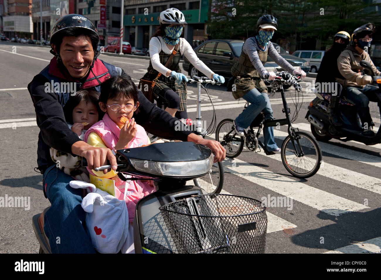 Kaohsiung, Taiwan-Familie einen Motorroller Stockfoto