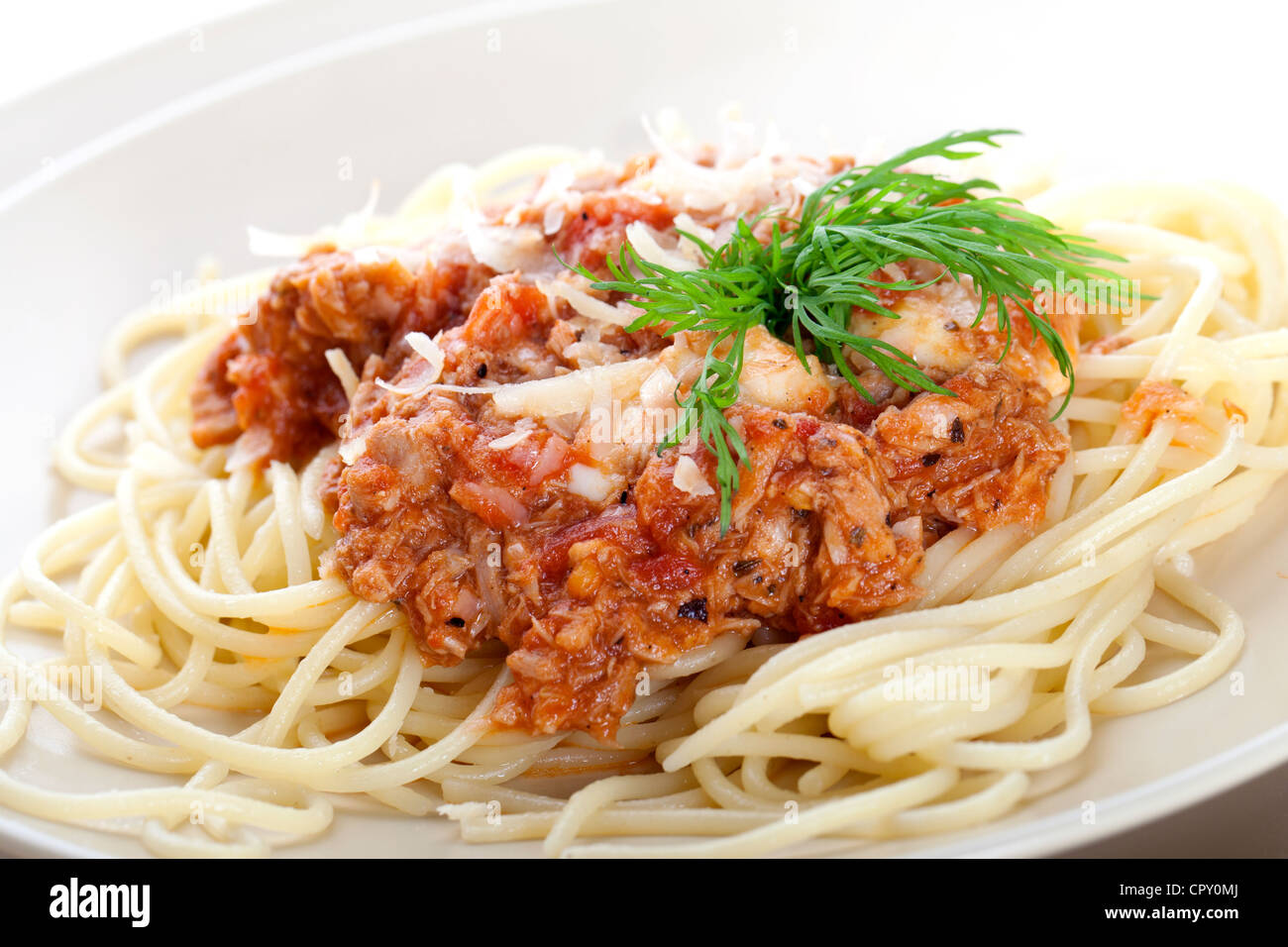 Leckere Spaghetti Bolognese Nudeln mit Käse auf einem Teller Stockfoto