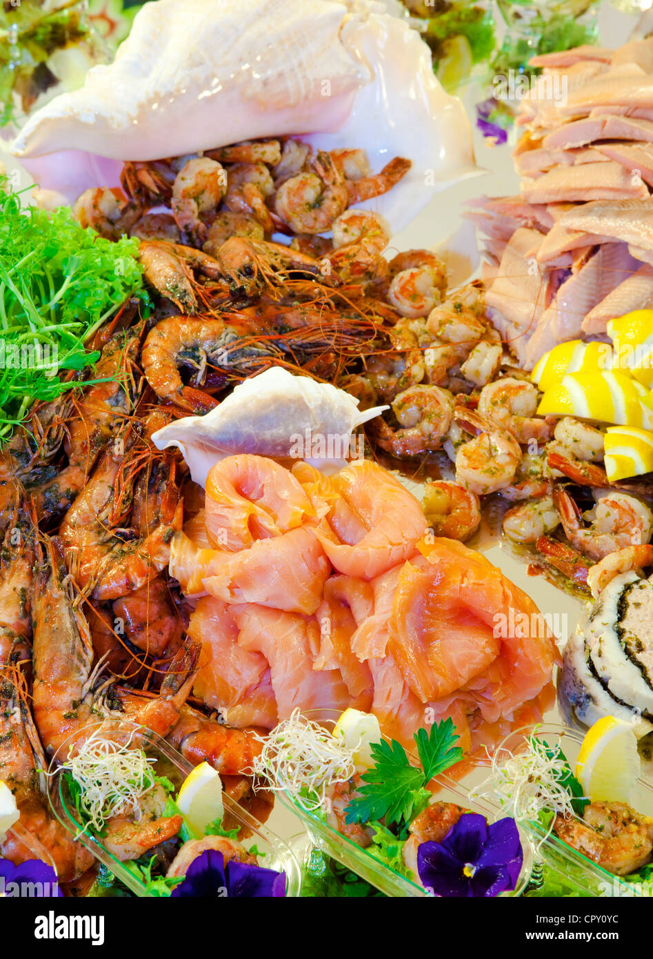 Meeresfrüchte - Lachs und Garnelen mit Zitrone Stockfoto