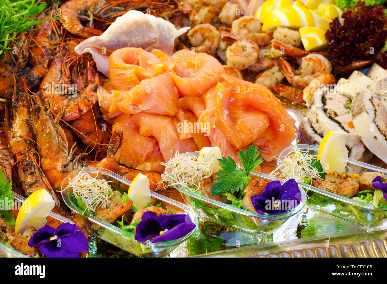 Meeresfrüchte - Lachs und Garnelen mit Zitrone Stockfoto