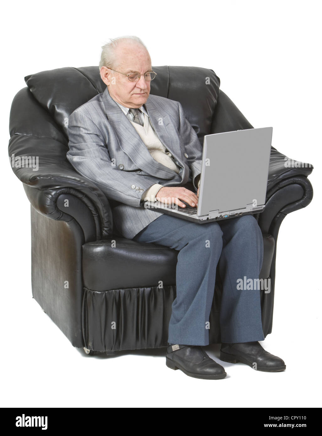 Bild von einem älteren Mann Standortwahl in einen Sessel und einen Laptop, isoliert auf einem weißen Hintergrund verwenden. Stockfoto