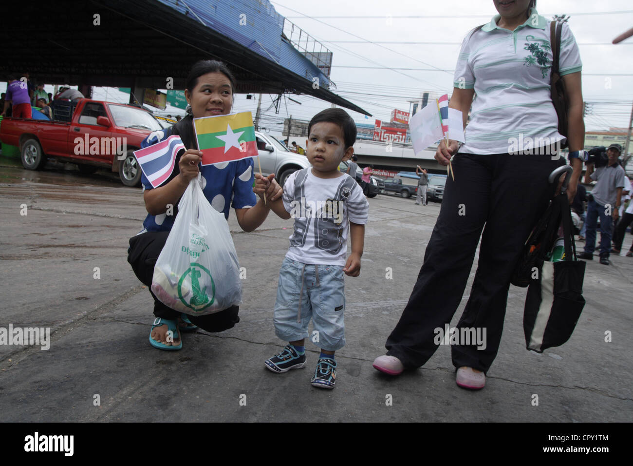 Myanmar-Leute bei Garnelen Markt wartet auf Aung San Suu Kyi Ankunft in Samut Sakhon, Thailand Stockfoto