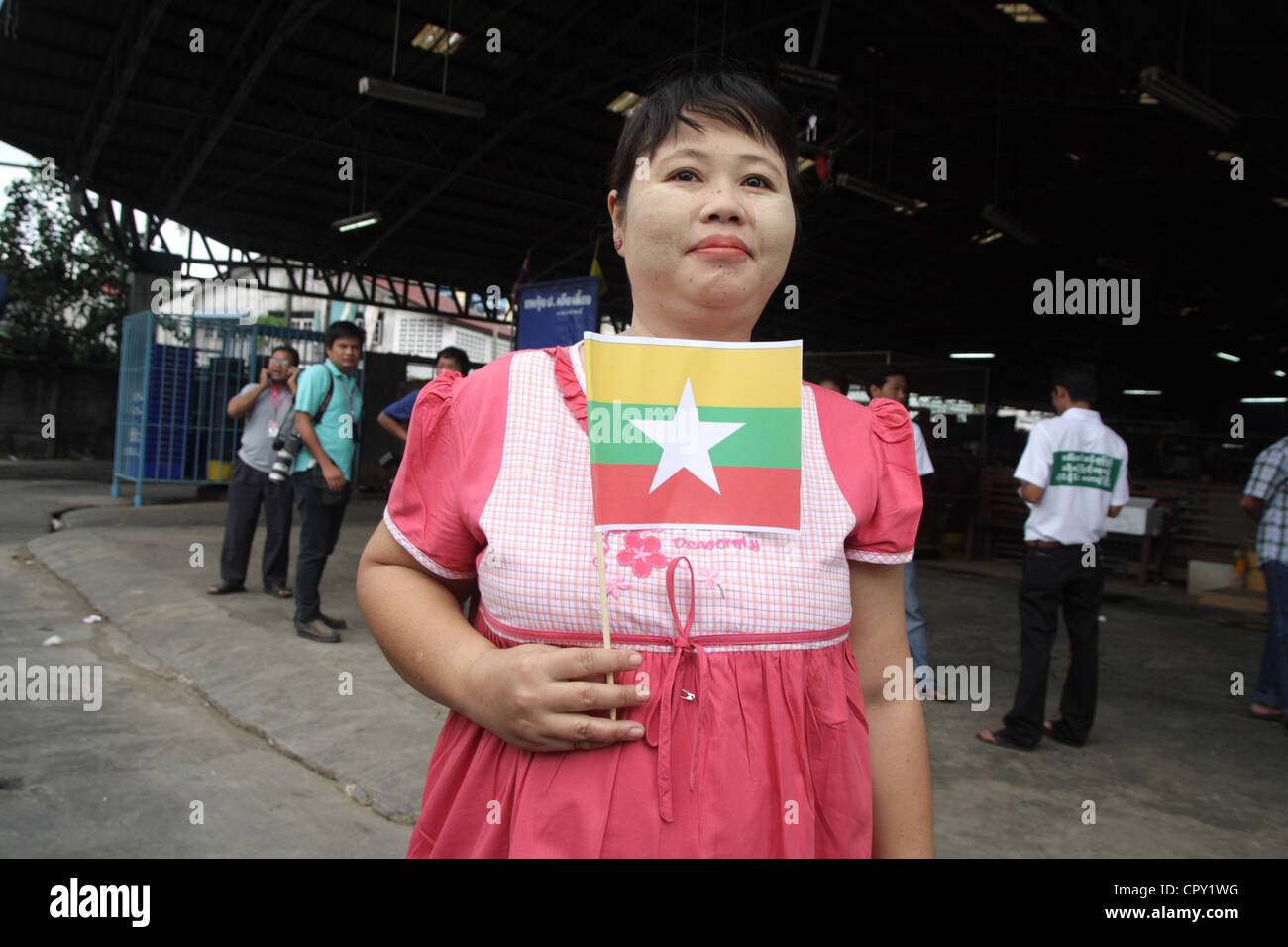 Myanmar-Leute bei Garnelen Markt wartet auf Aung San Suu Kyi Ankunft in Samut Sakhon, Thailand Stockfoto