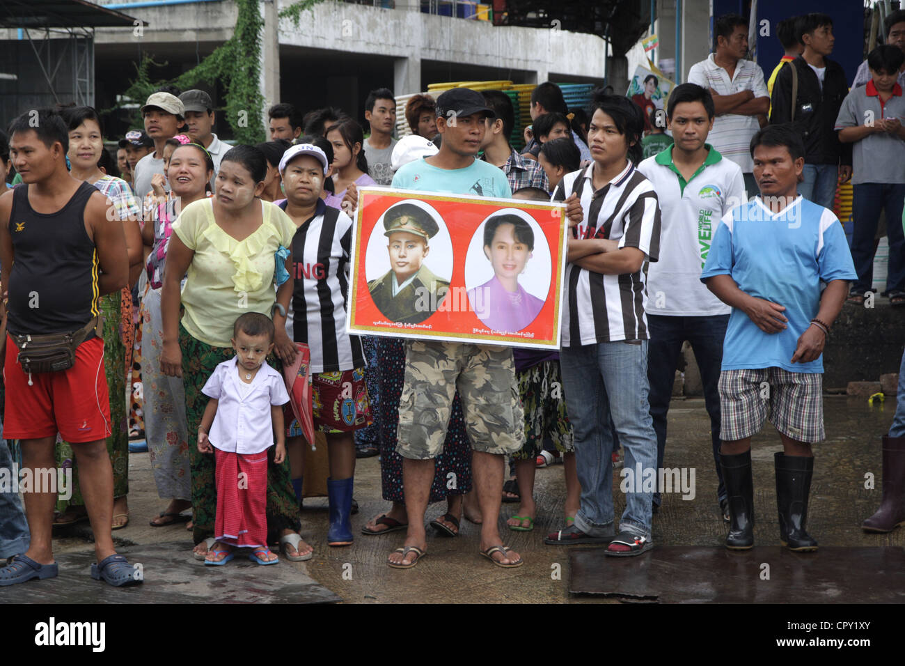 Myanmar-Leute bei Garnelen Markt wartet auf Aung San Suu Kyi Ankunft in Samut Sakhon, Thailand Stockfoto