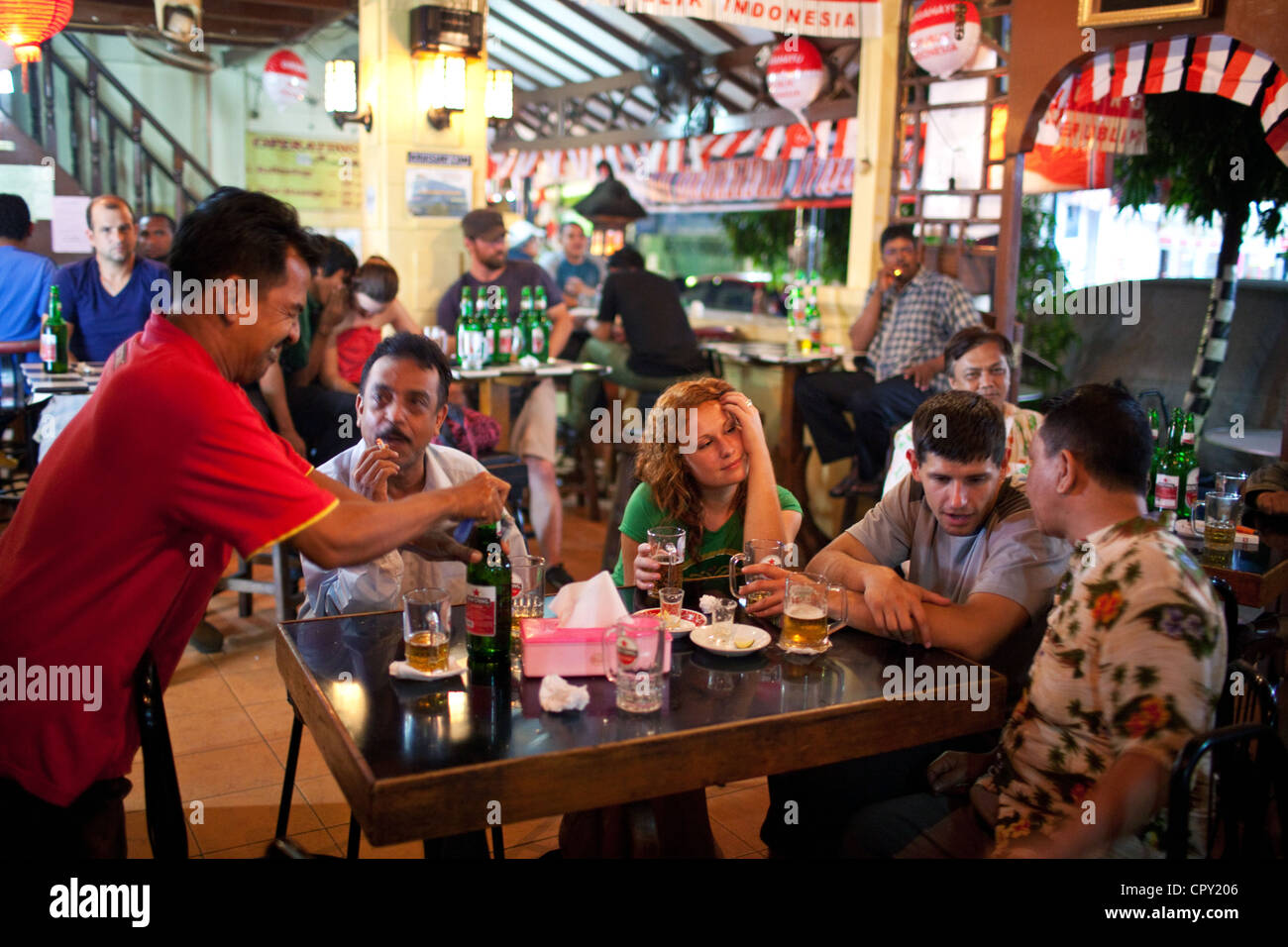 Eine Nacht-Party in einer Bar am Jalan Jaksa - Backpacker Zentrum Straße und ein hip Ziel für Einheimische von Jakarta, Indonesien. Stockfoto