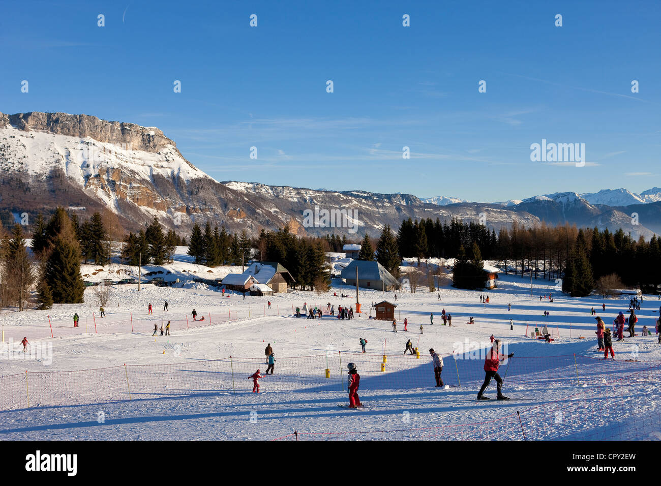 Savoie, Frankreich, La Feclaz, Massif des Bauges, Ski nordisch Aera des Grand Revard, Blick auf den Mount De Margeriaz 1845m Stockfoto