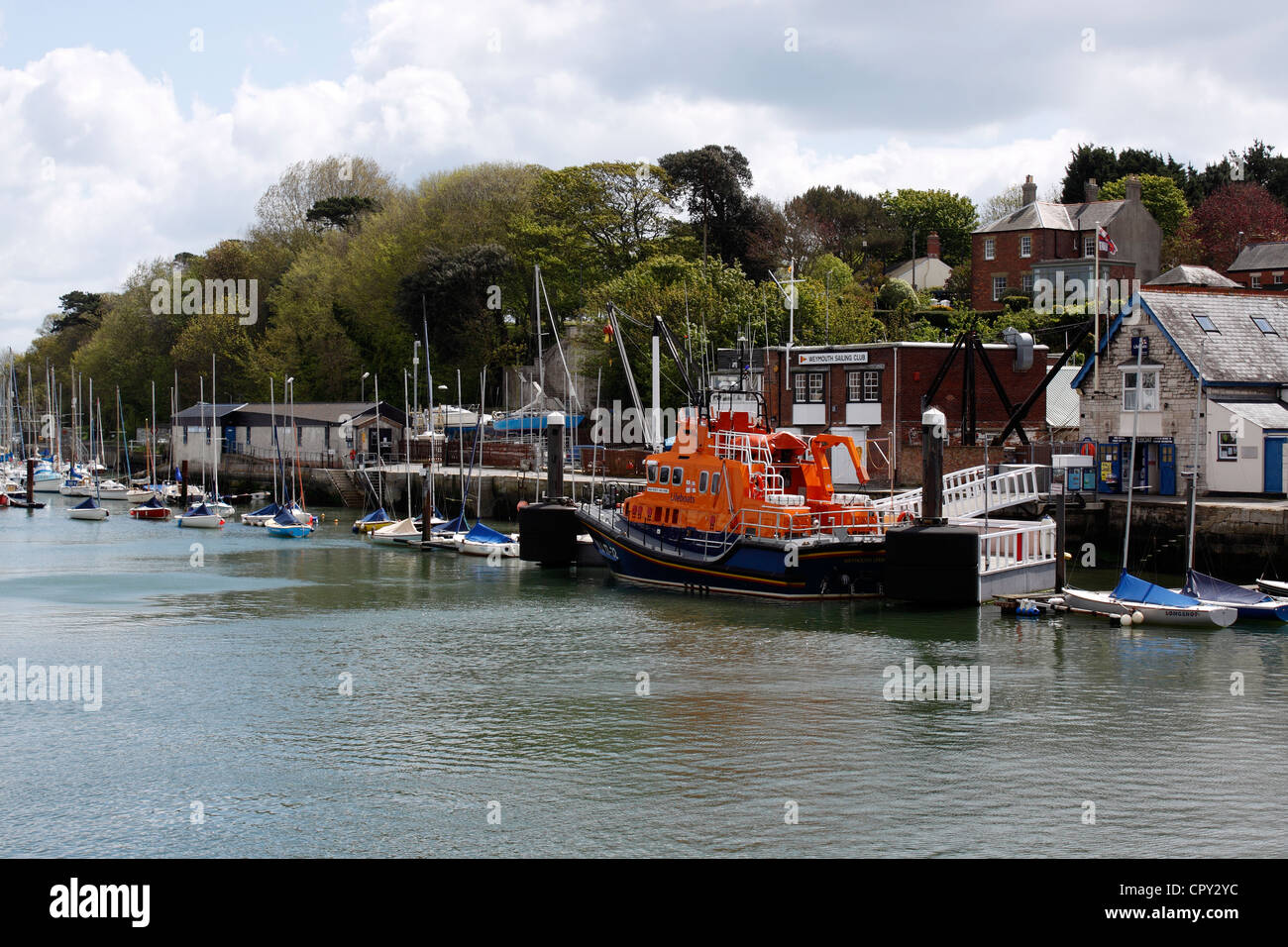 DIE WEYMOUTH RETTUNGSBOOT ERNEST UND MABLE VERTÄUT IM HAFEN VON WEYMOUTH. DORSET UK. Stockfoto