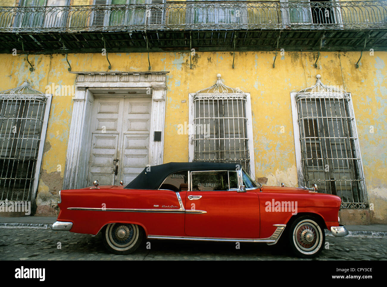 Kuba, Provinz Sancti Spiritus, Trinidad de Cuba Weltkulturerbe der UNESCO, amerikanisches Auto vor einer verblichenen Fassade Stockfoto