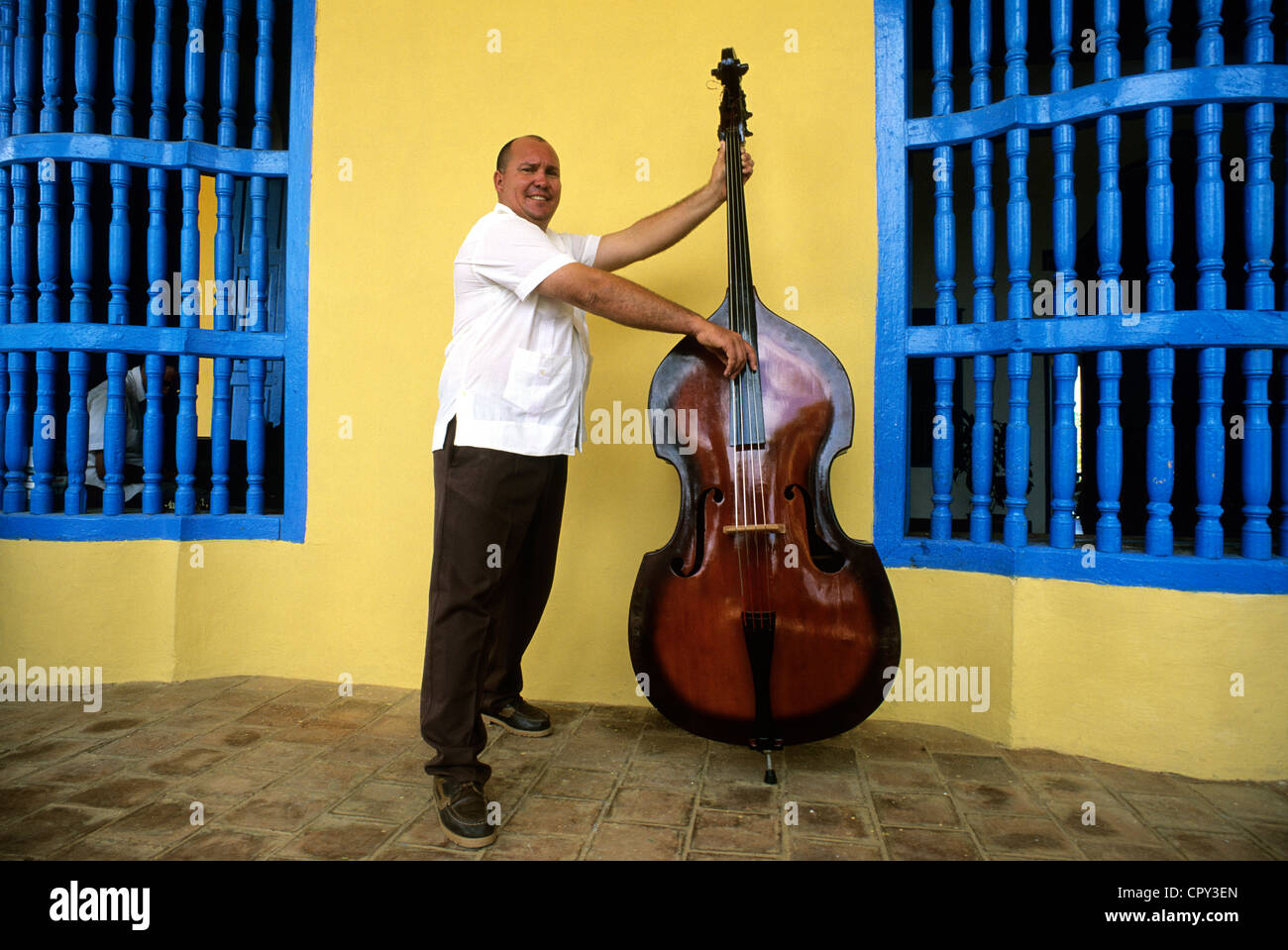 Kuba Sancti Spiritus Provinz Manaca Iznaga Los Ingenios Tal Porträt von Bassist vor farbigen Fassade Manaca Stockfoto