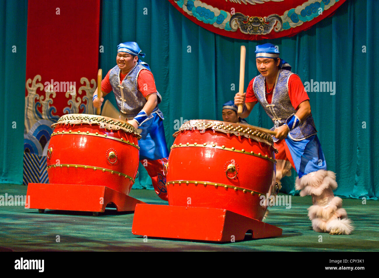 Taiwan, Taipeh, Taiwan Cement Hall Taipei Auge, Trommler während einer chinesischen Oper-show Stockfoto