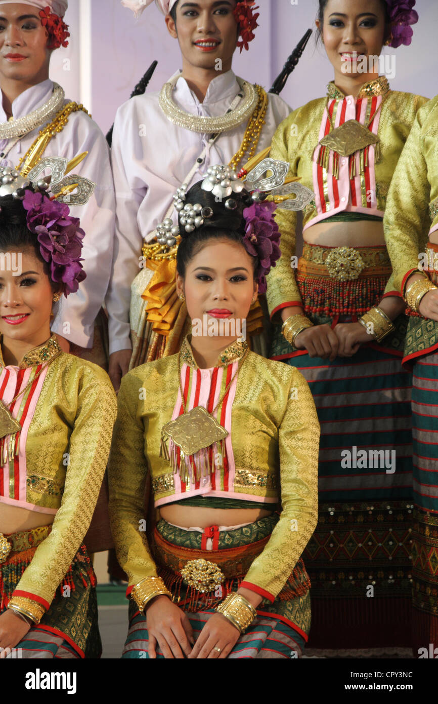 Thai traditionelle Performance-Gruppe in traditioneller Tracht Stockfoto