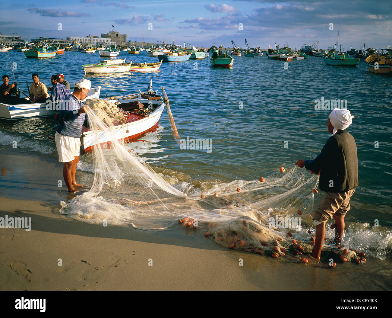 Mittelmeer Küste Alexandria in Ägypten Unterägypten Fischerboot verankert in der Bucht liegen auf Corniche Strand Qait Bay Festung hinten Stockfoto