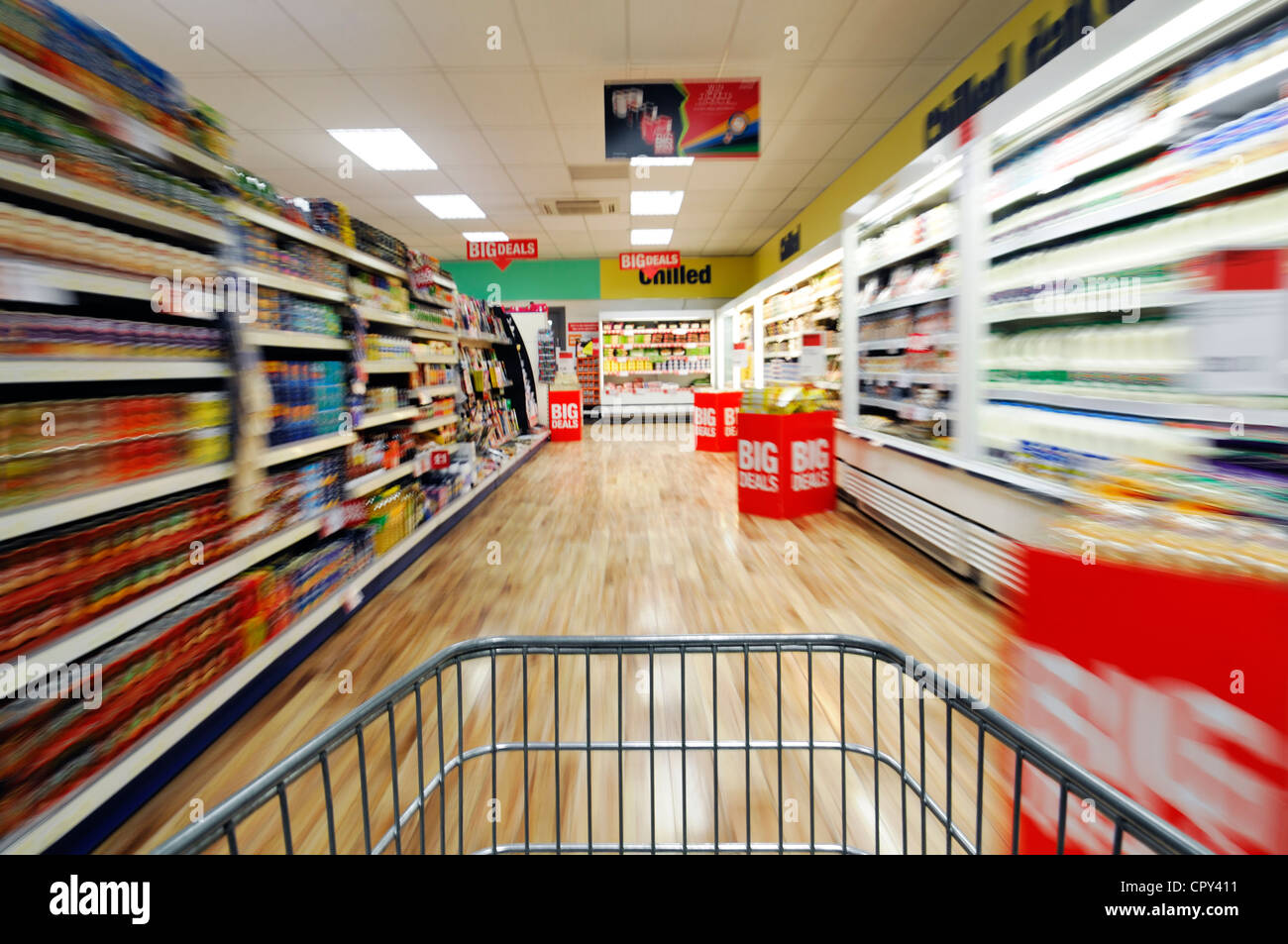 Einkaufswagen Beschleunigung nach unten ein Supermarkt Gang, UK. Stockfoto